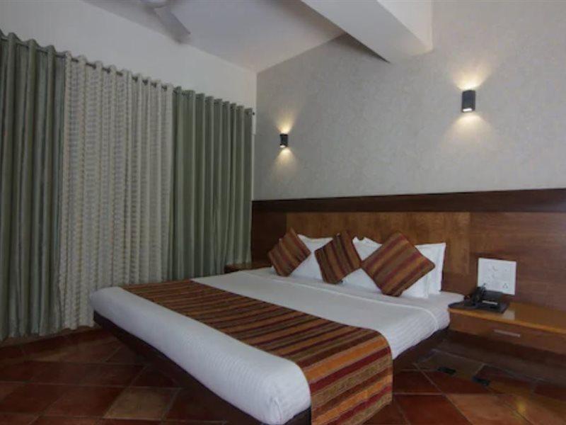 לונבלה Hotel Chandralok מראה חיצוני תמונה