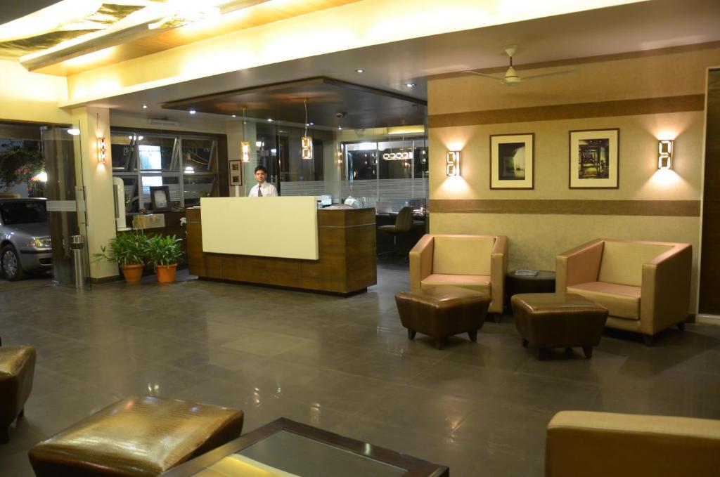 לונבלה Hotel Chandralok מראה חיצוני תמונה
