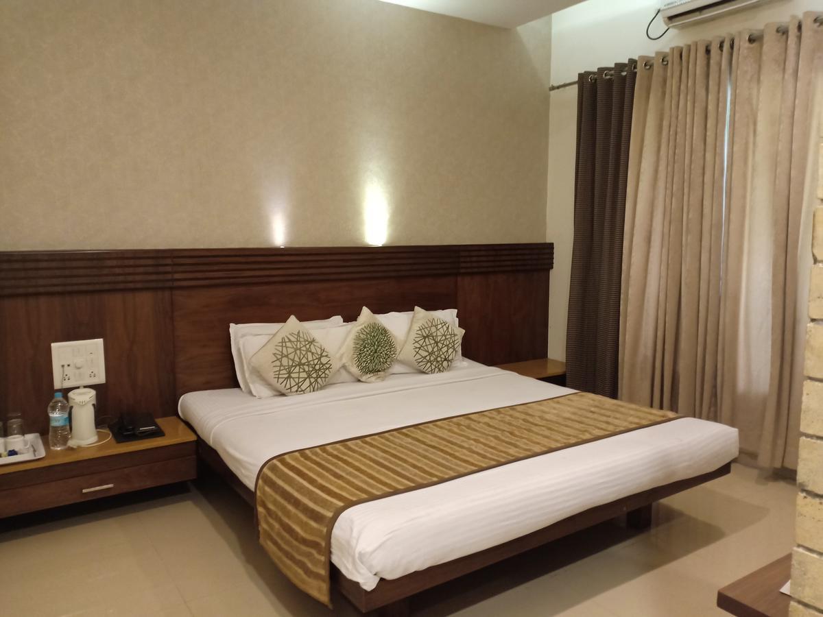 לונבלה Hotel Chandralok מראה חיצוני תמונה