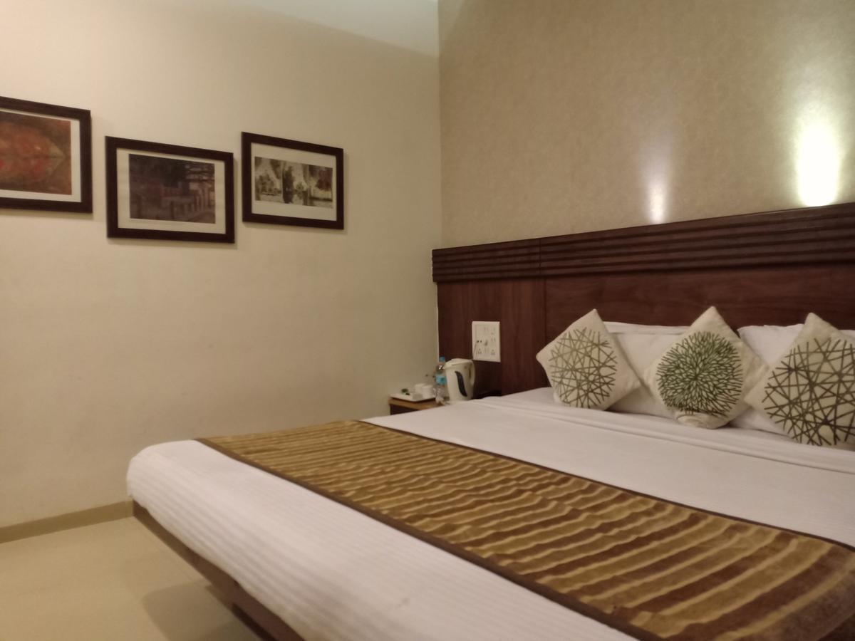 לונבלה Hotel Chandralok מראה חיצוני תמונה